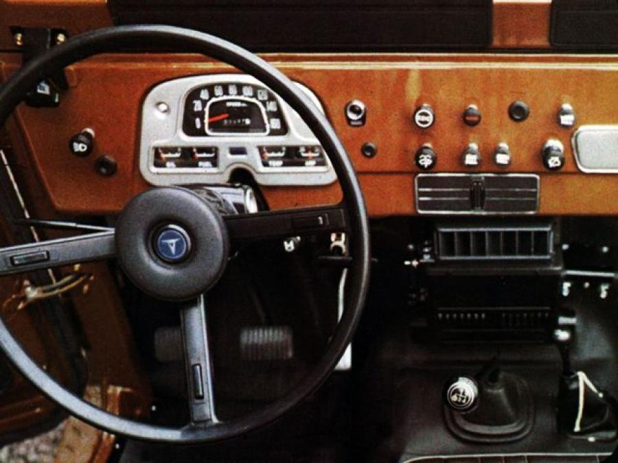 Панель приборов Toyota Land Cruiser Hard Top (BJ40VL) 1973 года  (фото 2 из 7)